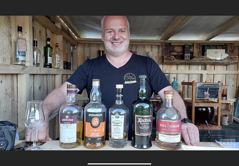 Manfred Hoff mit ausgewählten Whiskyflaschen